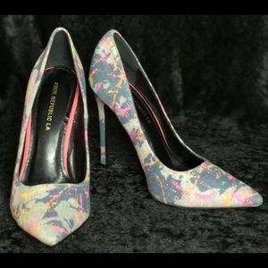 shoe republic la high heels Sz 7.5 multicolored Paint Splash Pointed Toe A031221